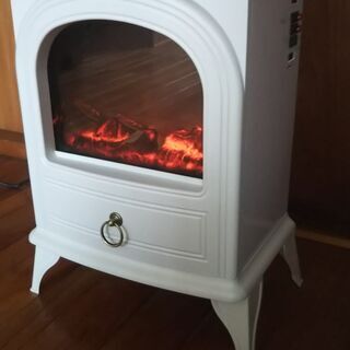 🌼 おもむきのある暖炉型ヒーター（ホワイト色）🤫の画像