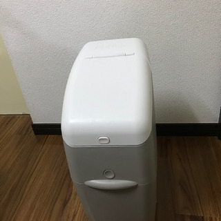 Aprica オムツ　ゴミ箱