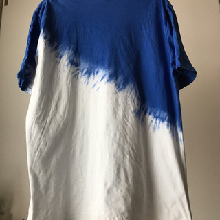 青と白のTシャツの画像