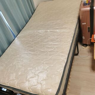 使用期間1年未満　マットレス付き　パイプ製　シングルベッドの画像