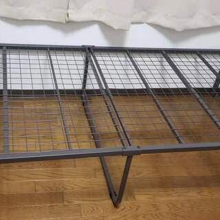 使用期間1年未満　マットレス付き　パイプ製　シングルベッドの画像