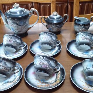 MEIKEI　CHAINA　のティーセットと飾り皿６枚