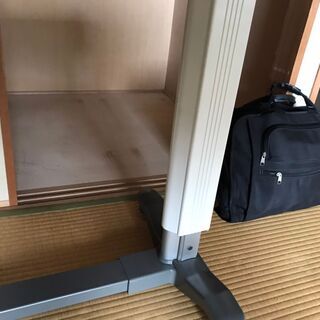 パラマウントベッド ベッドサイドテーブル ガススプリング式 消毒洗浄済み 介護用品の画像