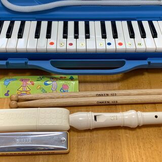 メロディオン、たて笛、ハーモニカ、太鼓ばち