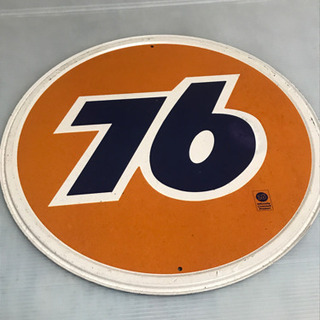 76で有名なセブンティシックスのブリキ看板です