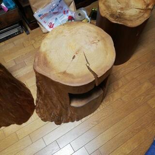 木製サイドテーブルとイスの画像