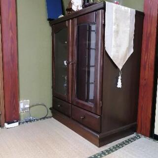 こげ茶色のキャビネットの画像