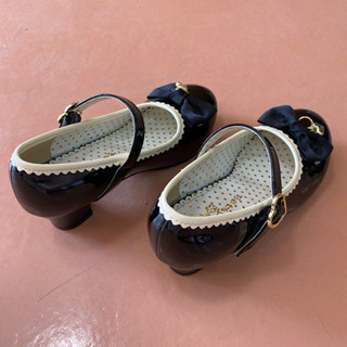 Betty キッズ パンプスの画像