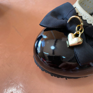 Betty キッズ パンプスの画像