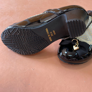 Betty キッズ パンプスの画像