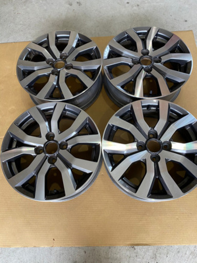 値下げしました　ダイハツ　トールカスタムG純正15インチ