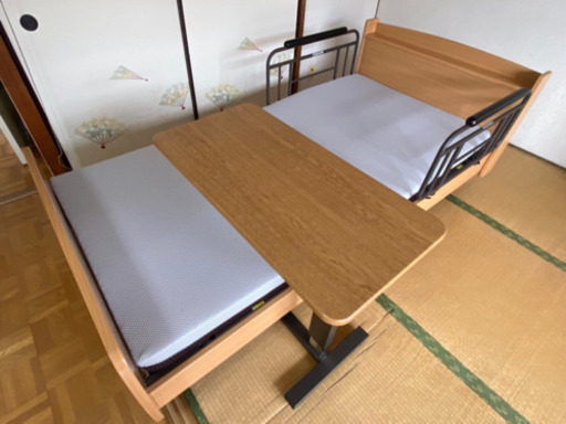 電動シングルベッド、サイドテーブル付き