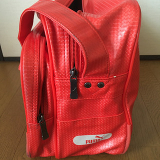 puma ショルダーバッグ赤　エナメルの画像