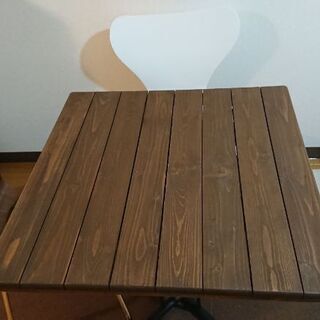 カフェテーブル&椅子２つ(色違い) の画像