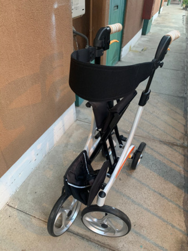 屋内外両用歩行車