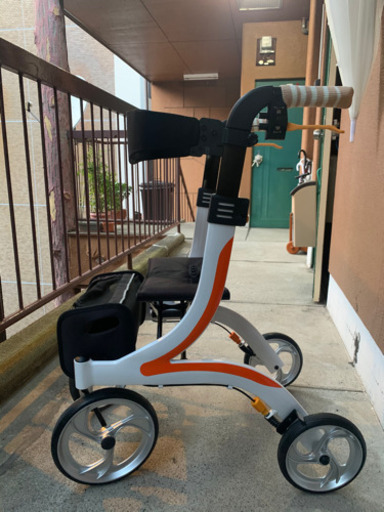 屋内外両用歩行車
