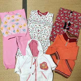女の子服とパジャマ