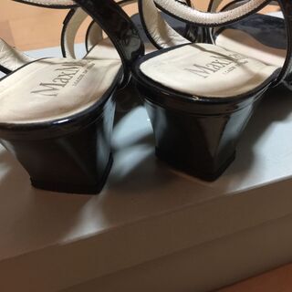 Max Mara ブラックエナメルパンプスの画像