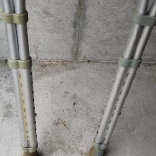 松葉杖2本の画像