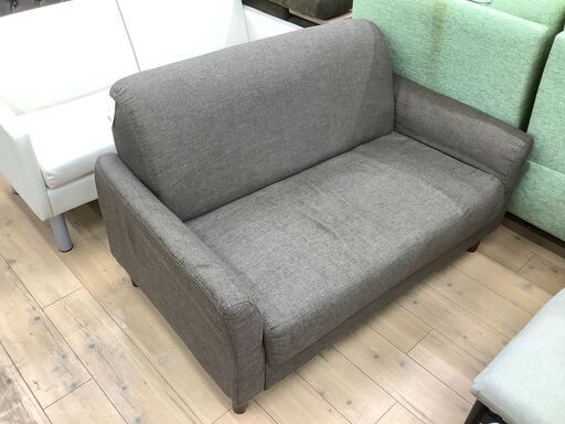 くすみブラウンの2人掛けソファーです！