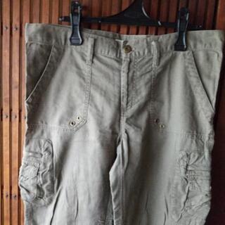 麻の七分丈のズボンの画像