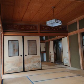 便利な田舎でゆったり暮らしませんか？　レトロな田舎建て。田舎暮らし。中古住宅。自分でリノベーションする楽しみもあります　車10台駐車可。７ＬＤＫ電動シャッター付ガレージ兼物置があります。常総インター近し。エクスプレス守谷駅まで車で20分。コロナ禍、庭で野菜も作れます。住みやすい街です。 - 不動産