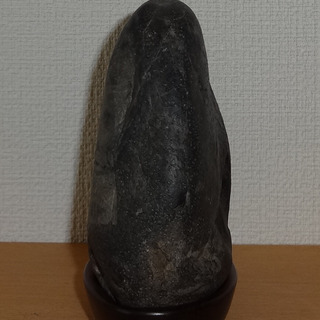 【鑑賞用自然石】自然石(多摩川石) 台座付きの画像