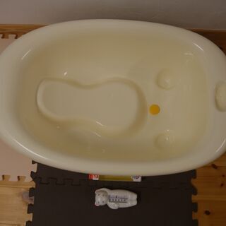 赤ちゃんのお風呂セット　コンビのベビーバス　＋　ピジョンの湯温計の画像