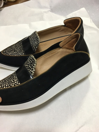 MaisonUのローファー