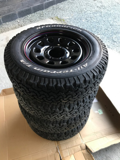 200系ハイエース　16インチ　タイヤ　ホイール　デイトナブラック。ホイールキャップ付き