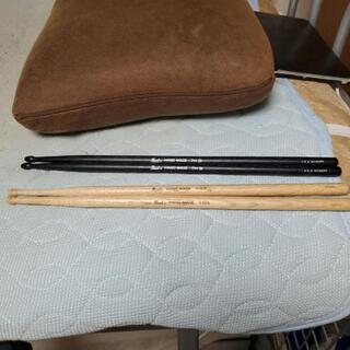 ドラムスティック2本(使用品)とスティックケースの画像