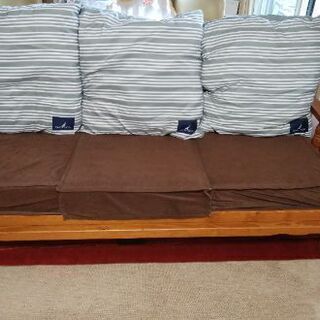 木製3人掛けソファの画像