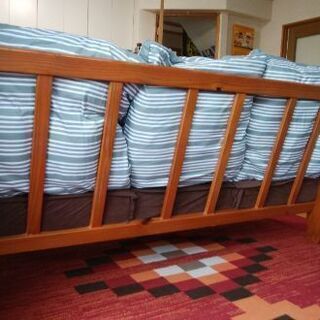 木製3人掛けソファの画像