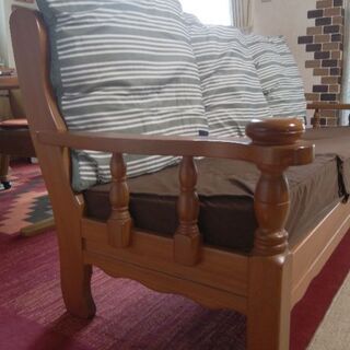 木製3人掛けソファの画像