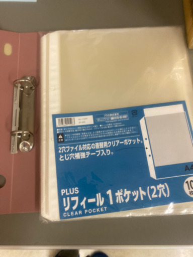 事務机とファイルなど