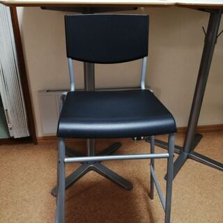 イケアのバーテーブルとイスの画像