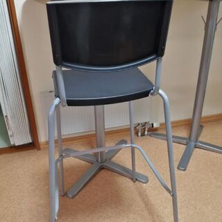 イケアのバーテーブルとイスの画像
