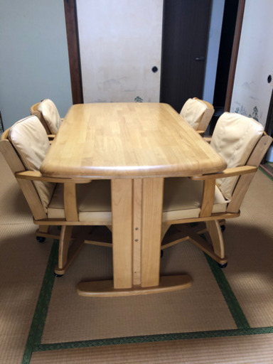 4人掛けダイニングテーブル　中古（商談中）