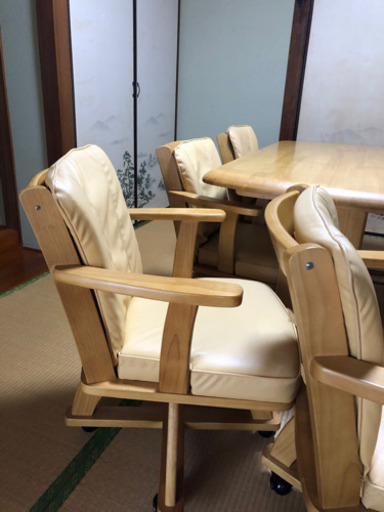 4人掛けダイニングテーブル　中古（商談中）