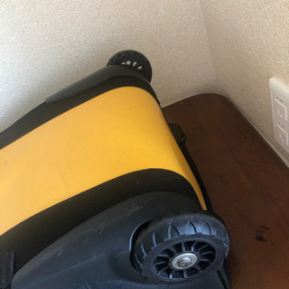 catipillar のスーツケースの画像