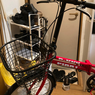 赤色の折りたたみ中古自転車の画像