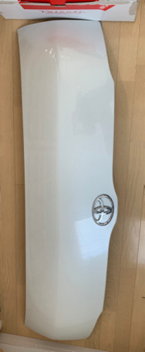 200系5型ハイエースナロー純正ボンネット070パールエンブレム付