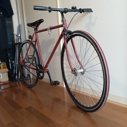 あえてピストとは呼ばない、バーガンディのコッチ・ペダーレ。シングルスポーツをいい感じでどうぞ。