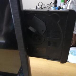 19型テレビとサウンドシステムの画像