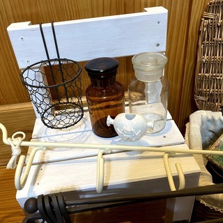 ZAKKA 雑貨あれこれ アイアンフック ガラスビン バスケット 木箱 ミニ椅子などの画像
