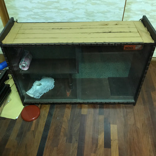 【無料】木目 ガラス戸 戸棚 収納箱