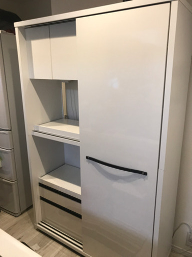 スタイリッシュな食器棚