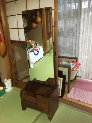 昔の可愛らしい鏡台