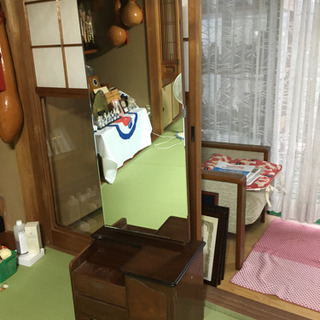 昔の可愛らしい鏡台