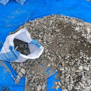 砂利・砕石(コンクリートガラ)、花壇の土、引き取ってくれる方に差...